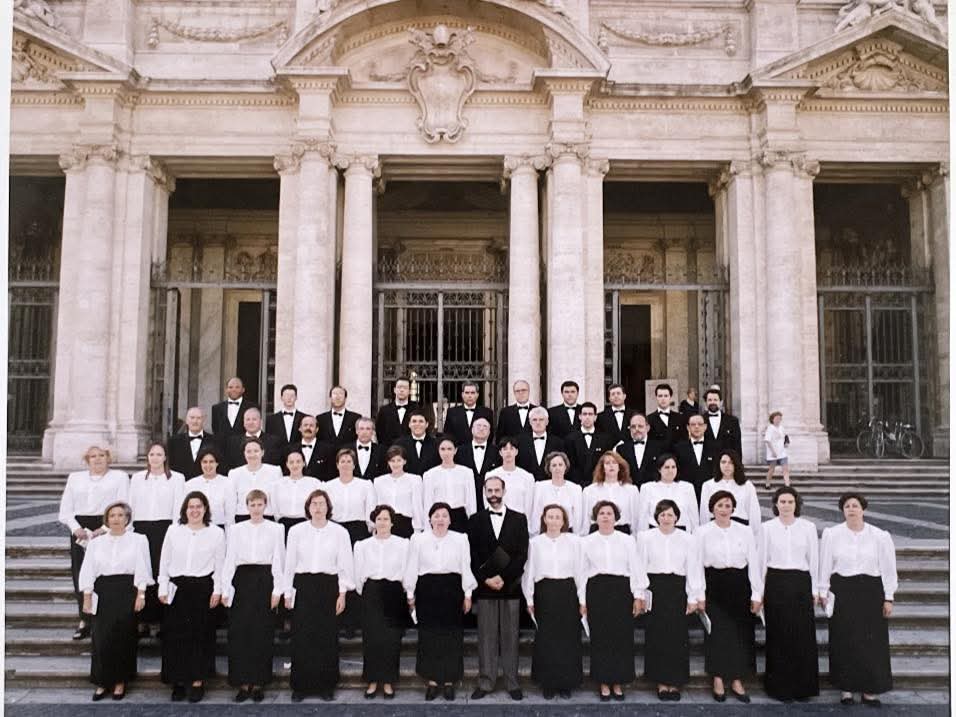 Fotografía de grupo del Coro Alcazaba con José Salinas Espinar en el centro
